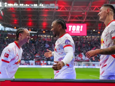 12 January 2025, Saxony, Leipzig: (L-R) Leipzig's Xavi Simons, Lois Openda and Benjamin Sesko celebrate after Simons' goal during the German Bundesliga soccer match between RB Leipzig and Werder Bremenat the Red Bull Arena. Photo: Jan Woitas/dpa - WICHTIGER HINWEIS: Gem&auml;&szlig; den Vorgaben der DFL Deutsche Fu&szlig;ball Liga bzw. des DFB Deutscher Fu&szlig;ball-Bund ist es untersagt, in dem Stadion und/oder vom Spiel angefertigte Fotoaufnahmen in Form von Sequenzbildern und/oder video&auml;hnlichen Fotostrecken zu verwerten bzw. verwerten zu lassen.