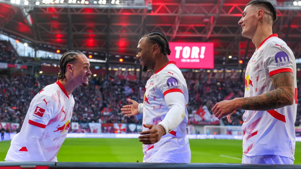 12 January 2025, Saxony, Leipzig: (L-R) Leipzig's Xavi Simons, Lois Openda and Benjamin Sesko celebrate after Simons' goal during the German Bundesliga soccer match between RB Leipzig and Werder Bremenat the Red Bull Arena. Photo: Jan Woitas/dpa - WICHTIGER HINWEIS: Gem&auml;&szlig; den Vorgaben der DFL Deutsche Fu&szlig;ball Liga bzw. des DFB Deutscher Fu&szlig;ball-Bund ist es untersagt, in dem Stadion und/oder vom Spiel angefertigte Fotoaufnahmen in Form von Sequenzbildern und/oder video&auml;hnlichen Fotostrecken zu verwerten bzw. verwerten zu lassen.