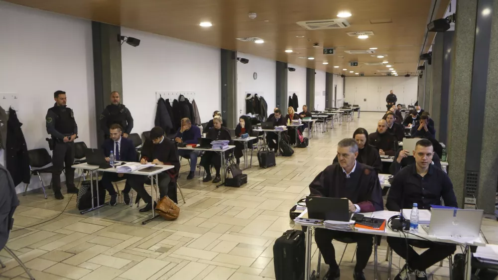 - 29.11.2023 - sojenje primer Kava&scaron;ki klan - nadaljevanje predobravnavnih narokov domnevnim članom slovenskega dela Kava&scaron;kega klana, ta izvira iz Črne gore &ndash; tožilstvo očita, da naj bi vsaj od decembra 2018 do maja 2021 na območju več držav v okviru hierarhično organizirane kriminalne združbe na veliko trgovali z drogo. //FOTO: Luka Cjuha