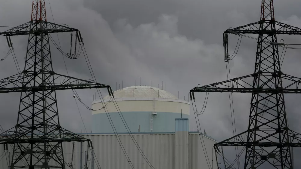 - Nuklearna elektrarna Kr&scaron;ko (NEK) - Jedrska elektrarna Kr&scaron;ko (JEK) - zaustavitev elektrarne- zaradi napake na enem od izolacijskih ventilov za prekinjanje vzpostavitve pretoka linije merjenje temperature kontrolirano zaustavila reaktor. Nevarnosti za okolje in prebivalstvo ni, &scaron;koda zaradi nedelovanja Neka pa dnevno zna&scaron;a milijon evrov. NEK naj bi se v omrežje znova vključila 11.06.- okvara jedrskega reaktorja - pri&scaron;lo je do pu&scaron;čanja vode iz primarnega sistema v zadrževalni hram - okvaro so odkrili, kontrolirano in varno zaustavili delovanje reaktorja. - izpust radioaktivnega primarnega hladila je bil po pojasnilih uprave zaznan samo v zadrževalnem hramu, kjer se osebje ne zadržuje. Pri tem ni bilo izpustov v okolje. Prav tako ni bilo po&scaron;kodb jedrskega goriva.- prisilna zaustavitev NEK zaenkrat ne bo vplivala na oskrbo Slovenije z električno energijo, saj je ta hip na trgu dovolj električne energije, so sporočili iz družbe Elektro-Slovenije (Eles).///FOTO: Matej Pov&scaron;eOPOMBA: ZA OBJAVO V ČASOPISU DNEVNIK / Foto: Matej Pov&scaron;e