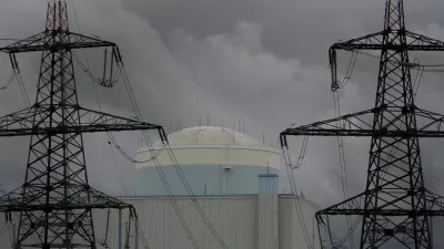 - Nuklearna elektrarna Kr&scaron;ko (NEK) - Jedrska elektrarna Kr&scaron;ko (JEK) - zaustavitev elektrarne- zaradi napake na enem od izolacijskih ventilov za prekinjanje vzpostavitve pretoka linije merjenje temperature kontrolirano zaustavila reaktor. Nevarnosti za okolje in prebivalstvo ni, &scaron;koda zaradi nedelovanja Neka pa dnevno zna&scaron;a milijon evrov. NEK naj bi se v omrežje znova vključila 11.06.- okvara jedrskega reaktorja - pri&scaron;lo je do pu&scaron;čanja vode iz primarnega sistema v zadrževalni hram - okvaro so odkrili, kontrolirano in varno zaustavili delovanje reaktorja. - izpust radioaktivnega primarnega hladila je bil po pojasnilih uprave zaznan samo v zadrževalnem hramu, kjer se osebje ne zadržuje. Pri tem ni bilo izpustov v okolje. Prav tako ni bilo po&scaron;kodb jedrskega goriva.- prisilna zaustavitev NEK zaenkrat ne bo vplivala na oskrbo Slovenije z električno energijo, saj je ta hip na trgu dovolj električne energije, so sporočili iz družbe Elektro-Slovenije (Eles).///FOTO: Matej Pov&scaron;eOPOMBA: ZA OBJAVO V ČASOPISU DNEVNIK / Foto: Matej Pov&scaron;e