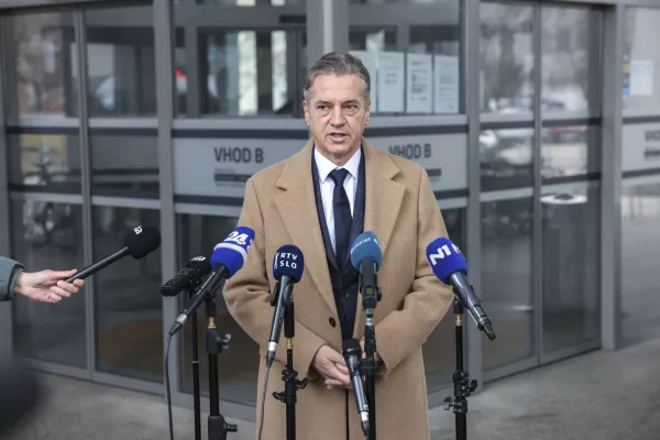 - 04.12.2024 - predsednik vlade Robert Golob je bil vabljen na zasli&scaron;anje na KPK - v sklopu preiskave o domnevnih političnih pritiskih na delo policije zasli&scaron;ala predsednika vlade Roberta Goloba in več prič. Med njimi so tudi nekdanja notranja ministrica Tatjana Bobnar, biv&scaron;i vr&scaron;ilec dolžnosti generalnega direktorja policije Bo&scaron;tjan Lindav, aktualna državna sekretarka na notranjem ministrstvu Tina Heferle in biv&scaron;i državni sekretar na tem ministrstvu Branko Lobnikar//FOTO: Jaka Gasar / Foto: Jaka Gasar