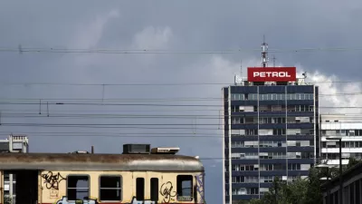 - ilustrativna fotografija 2013 - poslovna stavba družbe PETROL, d.d.- Dunajska cesta 50, vlak SŽ - Slovenske železnice , stavba//FOTO: Luka Cjuha