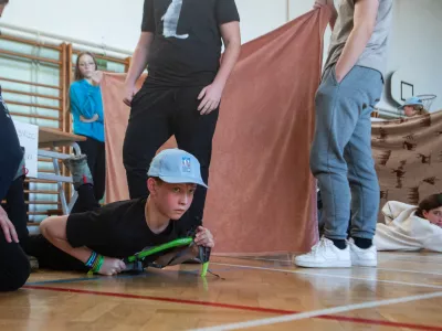 - Uporaba cepina ob zdrsu..- 18.01.2025. - Državno tekmovanje Mladina in gore, ki ga pripravlja Planinska zveza Slovenije, Mladinska komisija PZS, Planinsko dru&scaron;tvo Medvode, O&Scaron; Pirniče in Zavod za &scaron;port RS Planica, na katerem se je v planinskem znanju teoretično in praktično pomerilo 19 &scaron;tiričlanskih osnovno&scaron;olskih ekip; sočasno je potekalo tudi tekmovanje za srednje&scaron;olce s 16 dvočlanskimi ekipami v O&Scaron; Pirniče.//FOTO: Bojan Velikonja