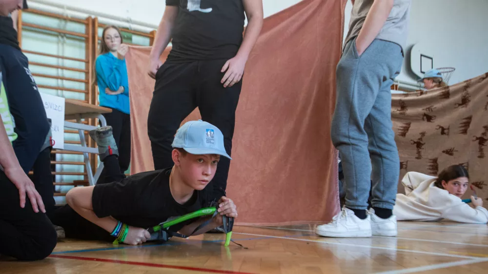 - Uporaba cepina ob zdrsu..- 18.01.2025. - Državno tekmovanje Mladina in gore, ki ga pripravlja Planinska zveza Slovenije, Mladinska komisija PZS, Planinsko dru&scaron;tvo Medvode, O&Scaron; Pirniče in Zavod za &scaron;port RS Planica, na katerem se je v planinskem znanju teoretično in praktično pomerilo 19 &scaron;tiričlanskih osnovno&scaron;olskih ekip; sočasno je potekalo tudi tekmovanje za srednje&scaron;olce s 16 dvočlanskimi ekipami v O&Scaron; Pirniče.//FOTO: Bojan Velikonja