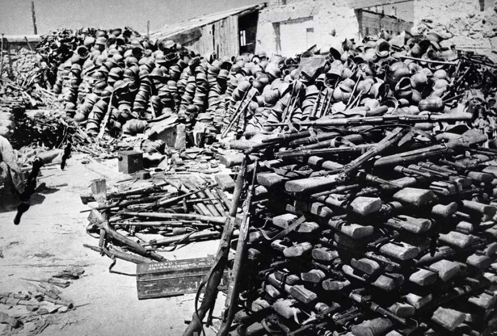 Prizor iz krimskega mesta Sevastopol po predaji nem&scaron;kih vojakov in kolaborantov. Nagrmadilo se je ogromno voja&scaron;ke opreme, večino so srhanili v voja&scaron;kih skladi&scaron;čih. / Foto: Sovjetski Arhiv