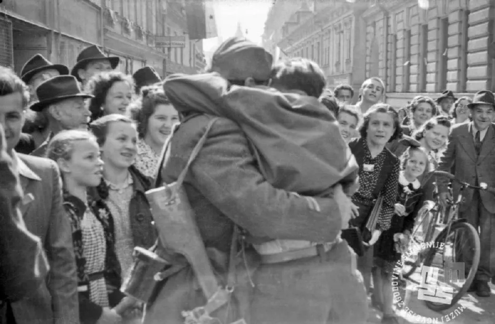 Prizor po osvoboditvi Ljubljane. Mnogi tovari&scaron;i se niso videli več let, družine so bile razmetane, mnogi so v bojih padli. Vseeno je bil to dan za veselje in srečo. / Foto: Arhiv