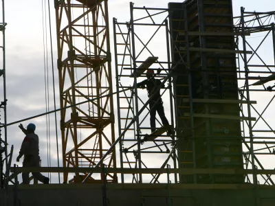 - simbolična fotografija - gradbeni&scaron;tvo - gradbena dela, gradbeni oder - delavci - delo na črno (&scaron;u&scaron;marji) - - - 07.05.2015 - gradbi&scaron;če ob Gerbičevi in Koprski ulici za novi Nacionalni gimnastični center Cerar-Pegan-Petkov&scaron;ek, gradnja sodobnega gimnastičnega centra za razvoj vseh &scaron;portnih panog pod okriljem Gimnastične zveze Slovenije,//FOTO: Tomaž Skale