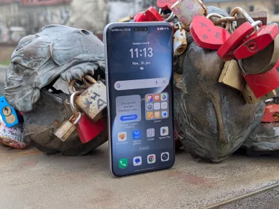 Honor je Applu pokazal, da je prednji izrez za kamero in tipala sredi čela lahko tudi manj&scaron;i.