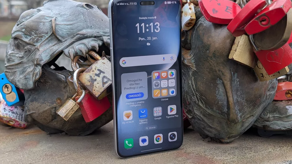 Honor je Applu pokazal, da je prednji izrez za kamero in tipala sredi čela lahko tudi manj&scaron;i.