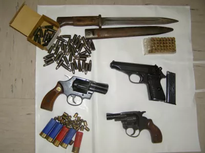 Na policiji pravijo, da je glede na podatke o zasegih nelegalnega orožja v primerjavi z registriranim veliko manj. Lani je policija med zaseženim orožjem na&scaron;tela 115 pi&scaron;tol in 46 pu&scaron;k. Foto: policija