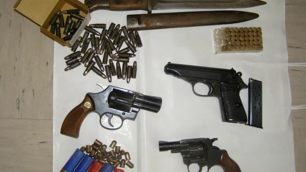Na policiji pravijo, da je glede na podatke o zasegih nelegalnega orožja v primerjavi z registriranim veliko manj. Lani je policija med zaseženim orožjem na&scaron;tela 115 pi&scaron;tol in 46 pu&scaron;k. Foto: policija