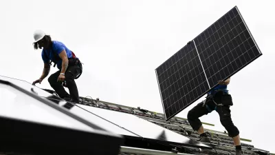 Lani sta sovpadla dva dejavnika, ukinitev letne izravnave in strah pred vi&scaron;jimi stro&scaron;ki omrežnine, ki sta po mnenju ministrstva za okolje, podnebje in energijo prispevala k večji zadržanosti potencialnih investitorjev v sončne elektrarne. Fotografija je simbolična. Foto: Nik Erik Neubauer&nbsp;