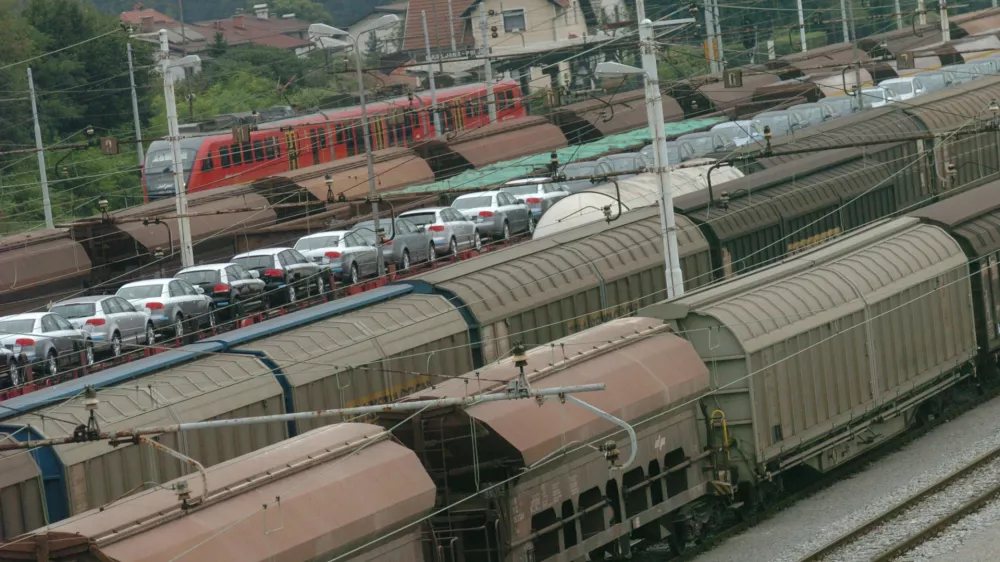 vlakovne kompozicije Ljubljana -Polje, tovorni vagoni, železnica, železni&scaron;ki tiri, transport, Slovenske železnice SŽ, //FOTO: Jaka Adamič