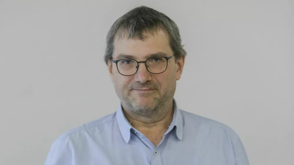 - 25.11.2022 &ndash; dr. Simon Krek, jezikoslovec &ndash; vodja Centra za jezikovne vire in tehnologije Univerze v Ljubljani, dnevnikov kolumnist //FOTO: Jaka Gasar