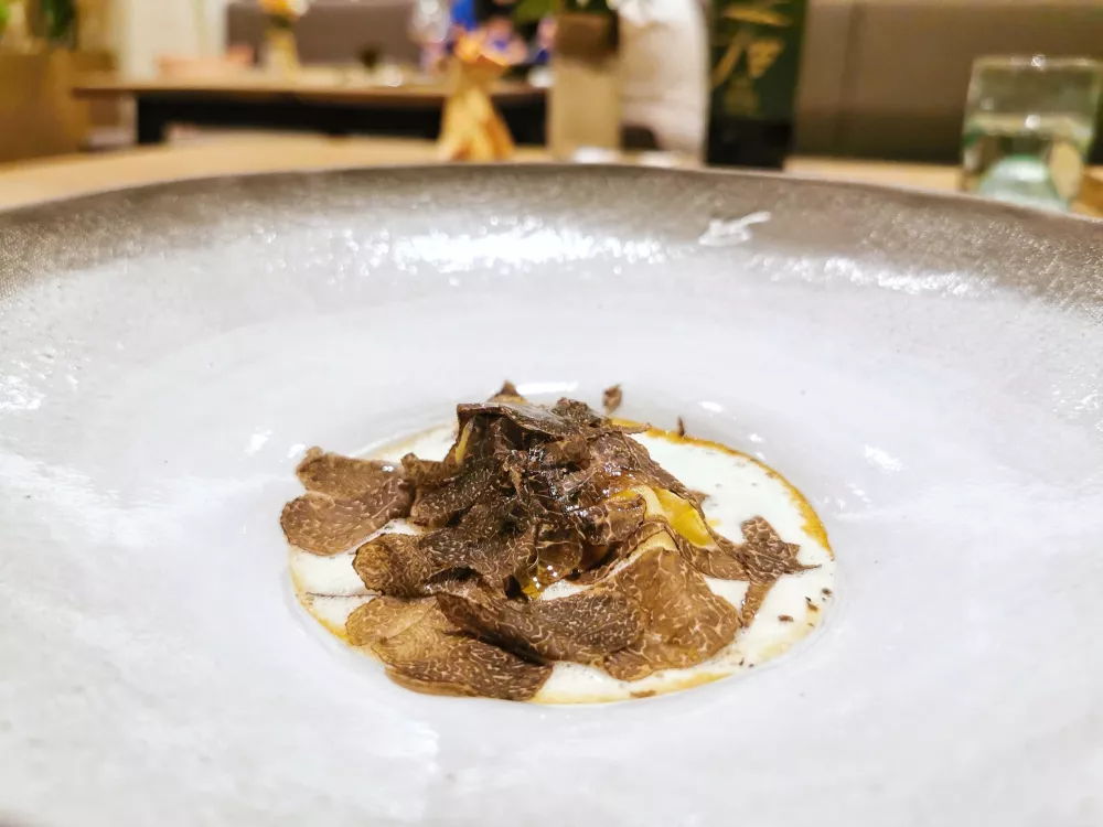 Raviol z rumenjakom, &scaron;pinača, parmezan in tartuf, Die Weinbank