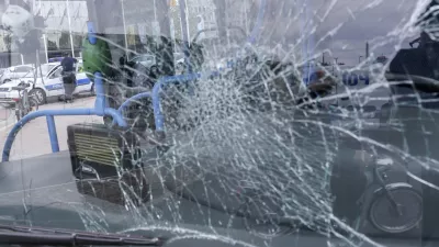 - 05.06.2014 v Ljubljani - prometna nesreča na križi&scaron;ču Dunajske in Tivolske ceste - mestni avtobus LPP je trčil v kolesarko, ki naj bi križi&scaron;če prečkala ob rdeči luči,      //FOTO: Jaka Gasar