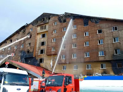 Firefighters work to extinguish a fire at a hotel in the ski resort of Kartalkaya in Bolu province, Turkey, January 21, 2025. REUTERS/Mert Ozkan