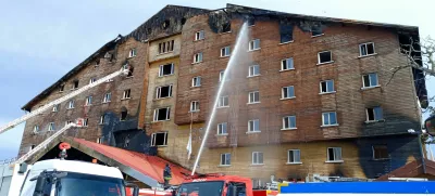 Firefighters work to extinguish a fire at a hotel in the ski resort of Kartalkaya in Bolu province, Turkey, January 21, 2025. REUTERS/Mert Ozkan