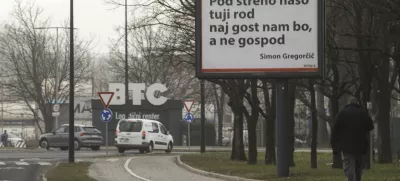 Po Ljubljani je mogoče videti oglase z domoljubnimi napisi. Foto: Luka Cjuha