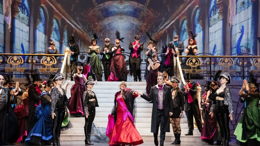 Netopir je opereta v treh dejanjih Johanna Straussa ml. Skladatelj je partituro končal v &scaron;estih tednih, zadnje takte je napisal na silvestrovo leta 1873. Foto: Darja &Scaron;travs Tisu