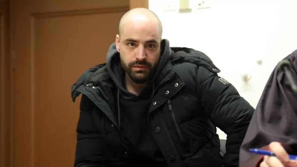 Leon Vindi&scaron;ar naj bi bil v skupini protestnikov, ki je z različnimi trdimi predmeti zadela sedem policistov. Foto: Tomaž Skale