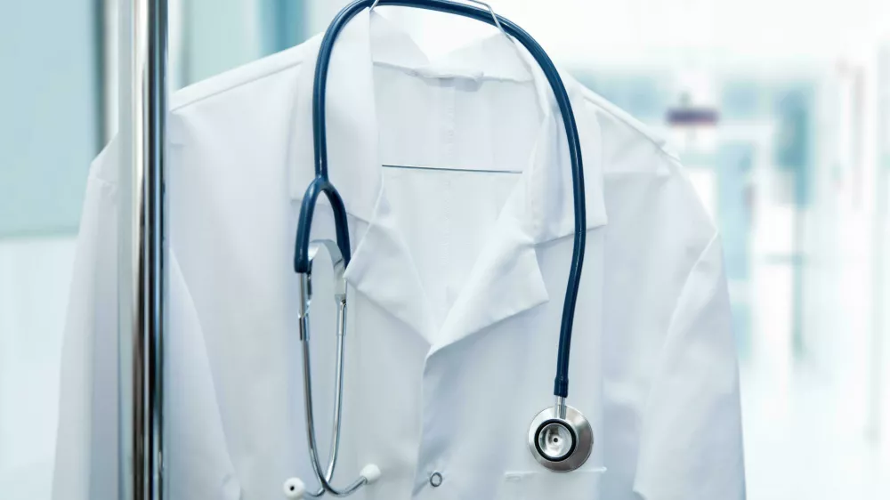 Bela halja, beli pla&scaron;č, zdravnik, simbolična, zdravstvo Foto: Reuters/Alamy