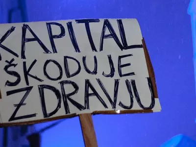 - ilustrativna fotografijakapital, zdravje, kapitalizem, transparent, varčevalni ukrepi, zategovanje pasu, finančna kriza- Ljubljana 2012 - protest proti politični in županski eliti v Sloveniji 2012 - GOTOVI SO! - shod na Kongresnem trgu - pohod po ljubljani//FOTO: Tomaž Zajel&scaron;nik 