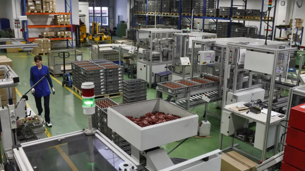 proizvodnja- DOMEL, elektromotorji in gospodinjski aparati d.o.o. Železniki, - globalni razvojni dobavitelj dovr&scaron;enih re&scaron;itev elektromotornih pogonov in komponent, temelječih na lastnih inovativnih tehnologijah - podjetje v pretežni lasti delavcev    ///FOTO: Luka CjuhaOPOMBA: ZA OBJAVO V PRILOGI &ndash; DNEVNIKOV OBJEKTIV - REPORTAŽA 2013