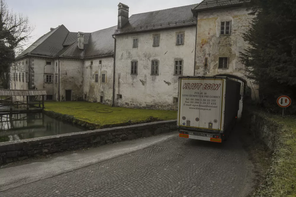 Tovornjaki se komaj stisnejo skozi grad, v katerem domuje Tehni&scaron;ki muzej Slovenije. Foto: Luka Cjuha
