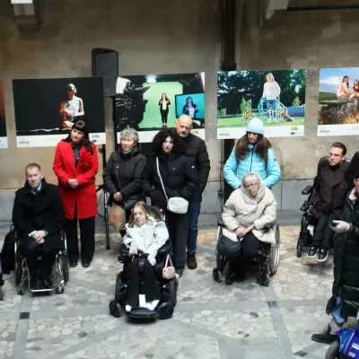 Na fotografijah je prikazano vsakdanje življenje petindvajsetih invalidov. / Foto: Tomaž Skale