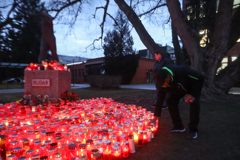 - Sveče pred spomenikom Rudar v Velenju. - 23.01.2025. - Žalovanje v Velenju in &Scaron;o&scaron;tanju po hudi rudarski nesreči v Premogovniku Velenje. Foto: Bojan Velikonja