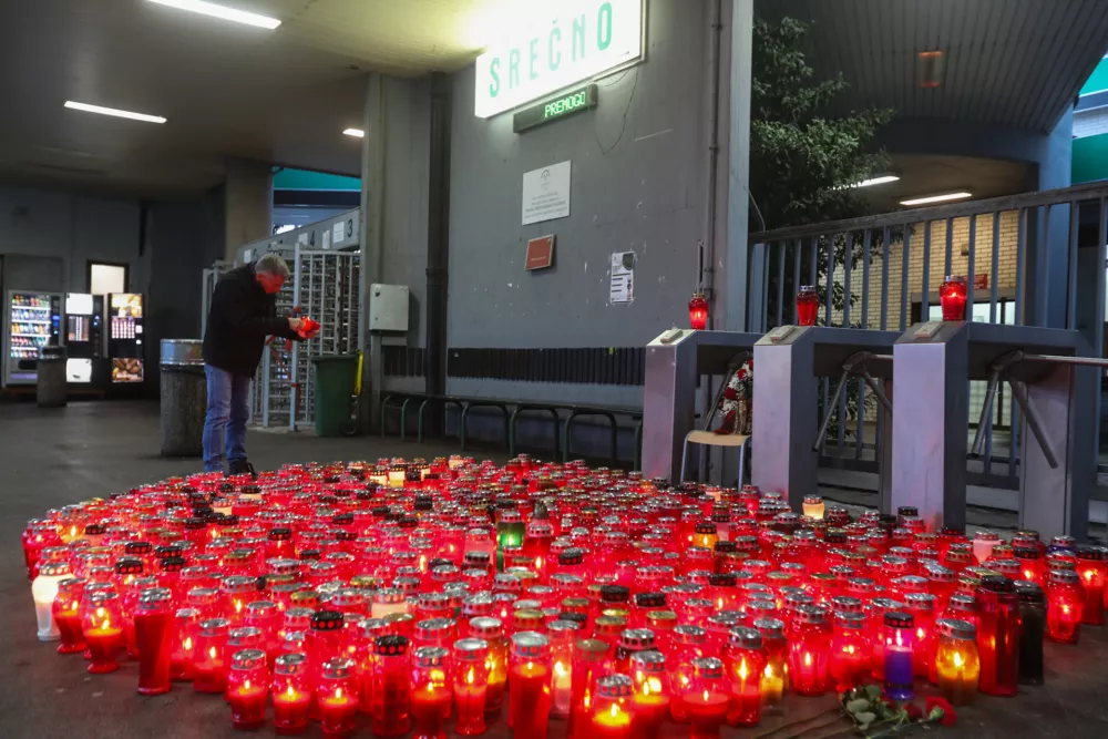 - Sveče pred vhodom v rudnik. - 23.01.2025. - Žalovanje v Velenju in &Scaron;o&scaron;tanju po hudi rudarski nesreči v Premogovniku Velenje. Foto: Bojan Velikonja