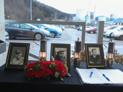 - Žalna knjiga pred vhodom v rudnik. - 23.01.2025. - Žalovanje v Velenju in &Scaron;o&scaron;tanju po hudi rudarski nesreči v Premogovniku Velenje. Foto: Bojan Velikonja