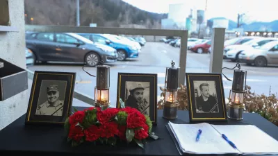 - Žalna knjiga pred vhodom v rudnik. - 23.01.2025. - Žalovanje v Velenju in &Scaron;o&scaron;tanju po hudi rudarski nesreči v Premogovniku Velenje. Foto: Bojan Velikonja