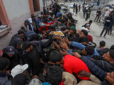 24 January 2025, Palestinian Territories, Rafah: Palestinians gather in a crowded line to receive food aid distributed by charitable organizations in Rafah, days after the ceasefire agreement between Israel and Hamas entered into force. Photo: Abed Rahim Khatib/dpa