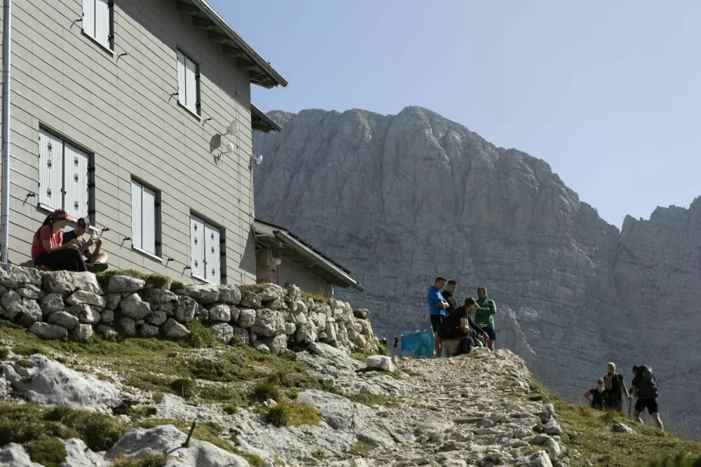 Pogačnikov dom na Kri&scaron;kih podih v Julijskih Alpah ostaja zelo priljubljen med Slovenci, zadnja leta pa tudi med tujci. / Foto: Robert Pav&scaron;ič