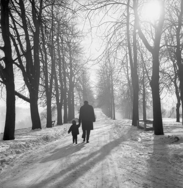 Sprehod po zasneženem parku&nbsp;/ Foto:&nbsp;hrani Muzej novej&scaron;e in sodobne zgodovine Slovenije