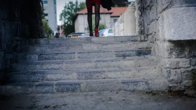 Ljubljana, 25.08.2014. Rimski zid v Ljubljanisimbolična fotografija, politika žensk, prostitucija, ženska kariera, visoke petke, foto: Bojan Velikonja