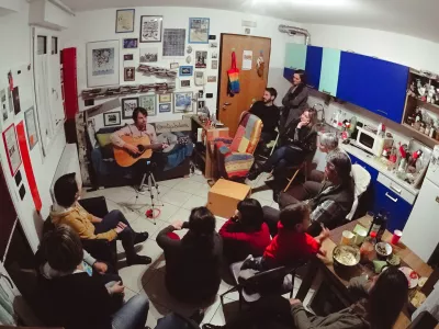 Prizori&scaron;če Kavč festivala lahko postane kuhinja, v njej pa se povežejo prej nepoznani, naključni ljudje, ki se prepustijo glasbi. Foto: arhiv Kavč festivala