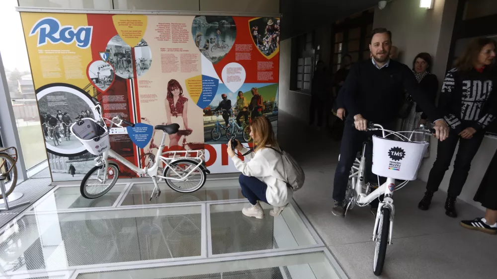 V tretjem nadstropju Centra Rog je na ogled razstava o kolesu pony in tovarni, ki je nekoč obratovala na tem mestu. Foto:&nbsp;Luka Cjuha