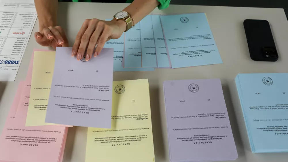 - Voli&scaron;če O&Scaron; Mrtna Krpana v Fužinah.- 09.06.2024. - Volitve v Evropski parlament in &scaron;tirje referendumi za preferenčni glas, o Evtanaziji, o rabi marihuane v medicinske namene in za rekreativno uporabo 2024.//FOTO: Bojan Velikonja