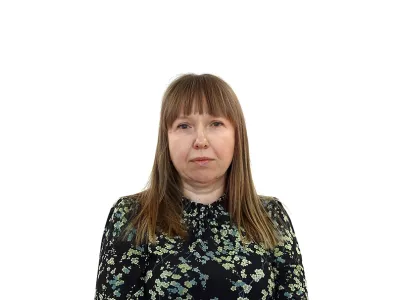 Nina KnavsZA ONLINE - Redakcija Dnevnik 2024 - portreti za komentarje in kolumne - kolumnisti - komentatorji &ndash; novinarji - portret //FOTO: Luka Cjuha