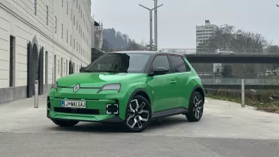 Renault 5 obliko nezgre&scaron;ljivo povzema po istoimenskem avtomobili iz prej&scaron;njega stoletja. / Foto: Matjaž Terzič