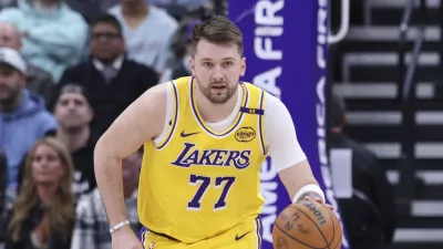 Navijači se že veselijo novih uspe&scaron;nih nastopov Luke Dončića v majici Los Angeles Lakersov. / Foto: AP