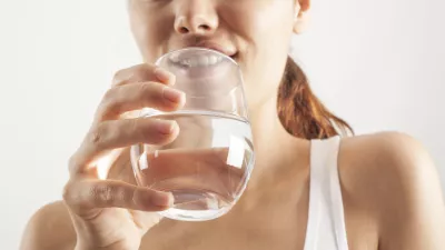 Young woman drinking glass of water / Foto: Getty Images