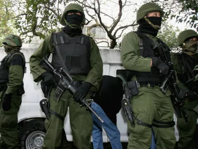 Pripadniki mehi&scaron;ke enote za specialno delovanje v akciji v mehi&scaron;ki prestolnici&nbsp;Ciudad de Mexico&nbsp;Januarja 2006. / Foto: Profimedia