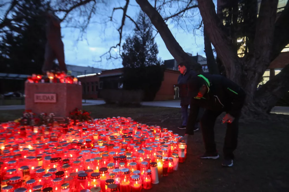 - Sveče pred spomenikom Rudar v Velenju. - 23.01.2025. - Žalovanje v Velenju in &Scaron;o&scaron;tanju po hudi rudarski nesreči v Premogovniku Velenje. Foto: Bojan Velikonja