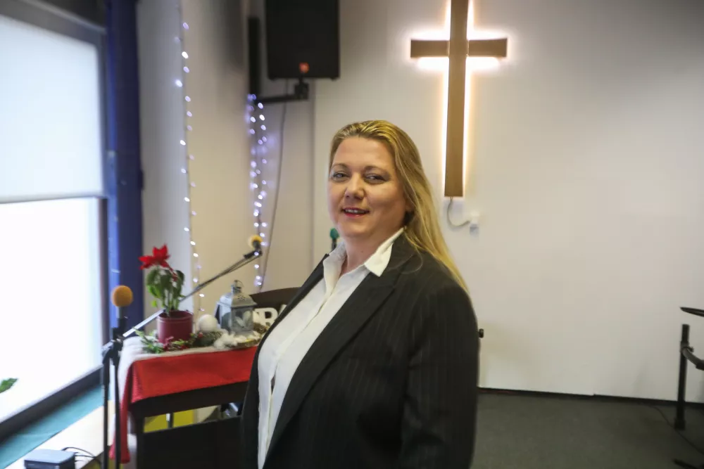 - Sabina M. Scobi, zastopnica in duhovnica Binko&scaron;tne cerkve.- 25.01.2025. - Začasni prostori Binko&scaron;tne cerkve na Celov&scaron;ki cesti v Ljubljani.//FOTO: Bojan Velikonja