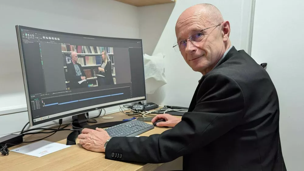 Izredni profofesor dr. Bojan Balkovec med motažo najnovej&scaron;ega posnetka, v katerem se bodo dotaknili &scaron;e vedno aktualne konference na Jalti. / Foto: Damjan Franz Lu